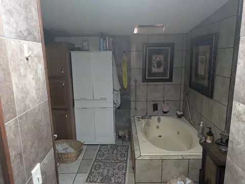 Bath - 4753 Quail Ct, Harrison, AR 72601 photo 2 of 3