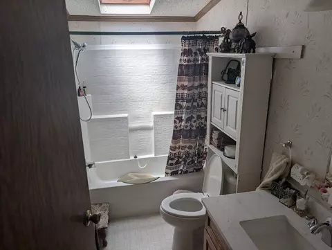 Bath - 4753 Quail Ct, Harrison, AR 72601 photo 3 of 3