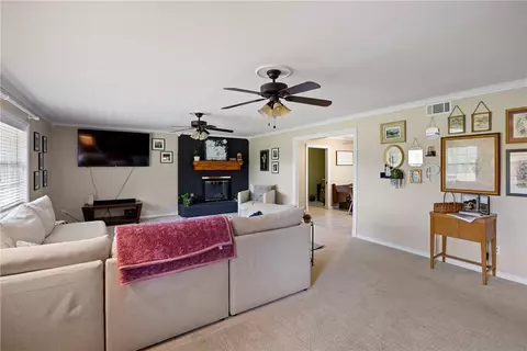 Living - 125 Kelly Ln, Dover, AR 72837 photo 2 of 4