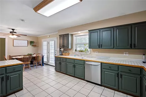 Kitchen - 125 Kelly Ln, Dover, AR 72837 photo 4 of 5
