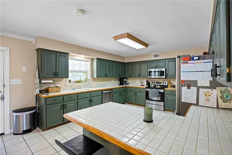 Kitchen - 125 Kelly Ln, Dover, AR 72837 photo 3 of 5