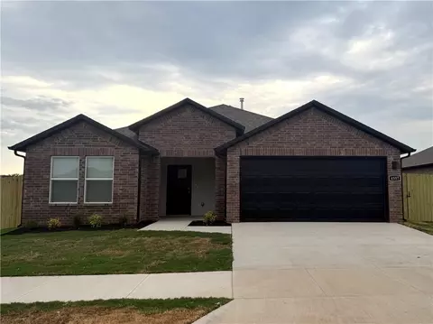 4557 W Triangle St, Fayetteville, AR 72704
