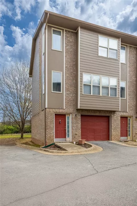 1882 N Scull Creek Dr, Fayetteville, AR 72703