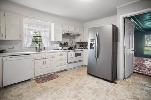 Kitchen - 600 W River St, Ozark, AR 72949 photo 2 of 2
