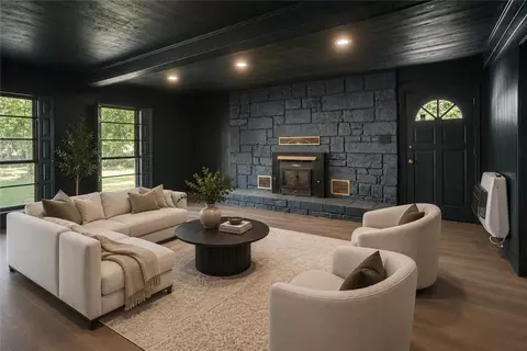 Living - 600 W River St, Ozark, AR 72949 photo 3 of 4