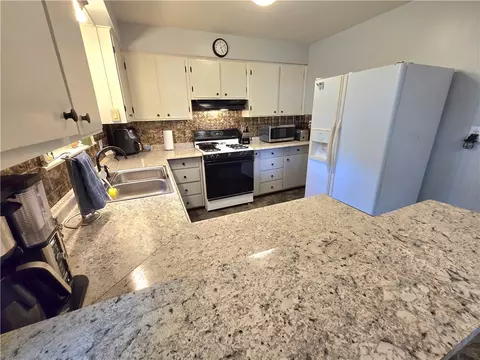 Kitchen - 403 Winchester St, Flippin, AR 72634 photo 4 of 4