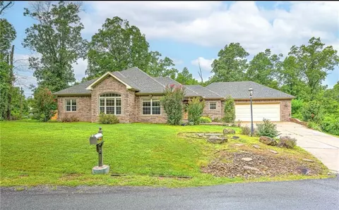 1 Yarty Ln, Bella Vista, AR 72715