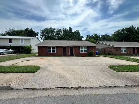 2748 N 2750 N Arroyo Ave, Fayetteville, AR 72703