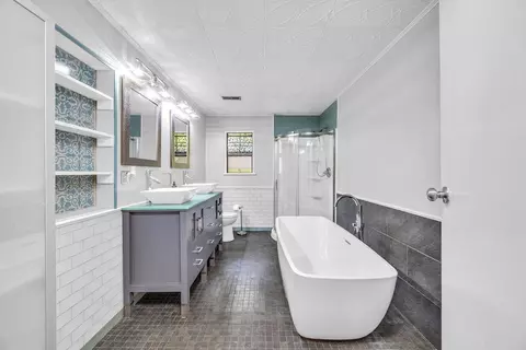 Bath - 147 Maple Ave, West Fork, AR 72774 photo 1 of 1