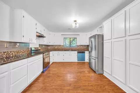 Kitchen - 147 Maple Ave, West Fork, AR 72774 photo 2 of 2