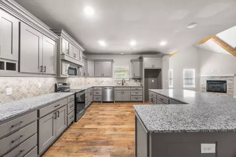 1 Halvergate Ln, Bella Vista, AR 72715