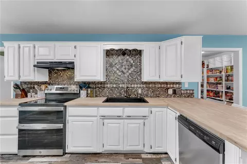 Kitchen - 4923 Wire Rd, Ozark, AR 72949 photo 1 of 3