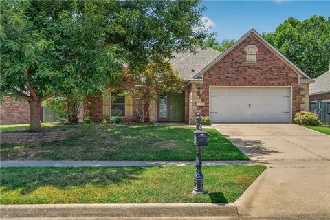 2555 N Trafalger Dr, Fayetteville, AR 72704