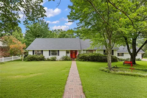 905 Kings Ct, Russellville, AR 72801