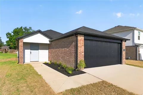 609 SW Benton Ave, Gravette, AR 72736