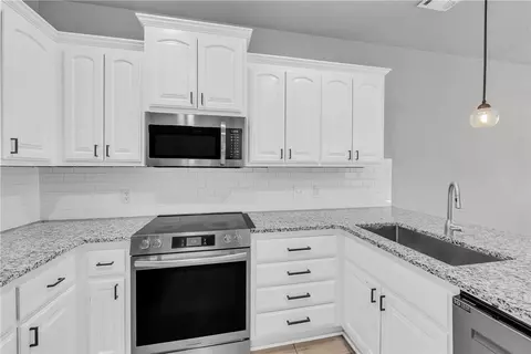Kitchen - 450 Beasley Dr, Centerton, AR 72719 photo 2 of 2