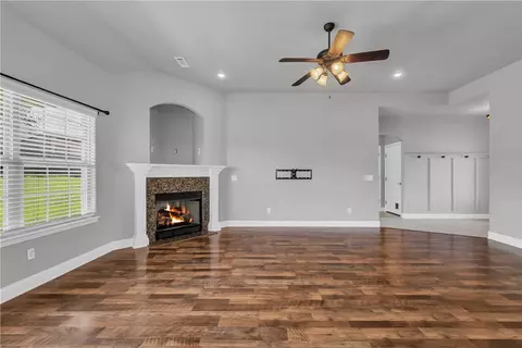 Living - 450 Beasley Dr, Centerton, AR 72719 photo 2 of 3