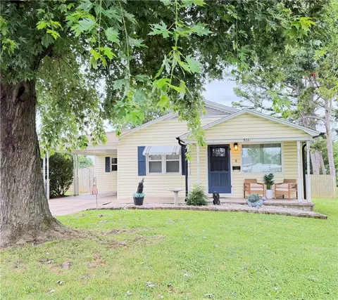 804 N 9th St, Rogers, AR 72756