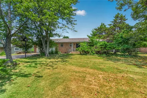 1117 E Ridgeway Dr, Fayetteville, AR 72701