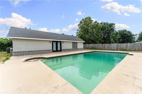 Exterior - 607 6th Ave, Gravette, AR 72736 photo 3 of 7
