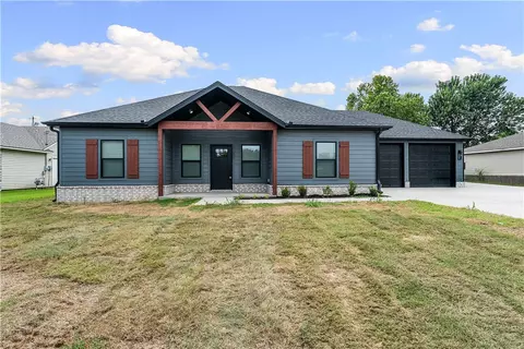 Exterior - 607 6th Ave, Gravette, AR 72736 photo 2 of 7