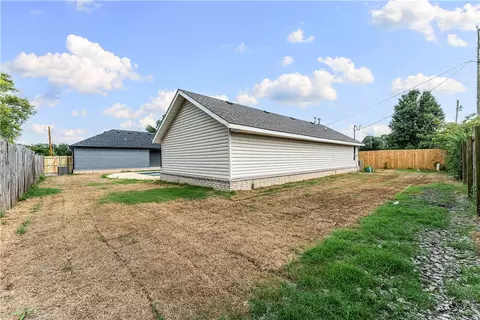 Exterior - 607 6th Ave, Gravette, AR 72736 photo 7 of 7