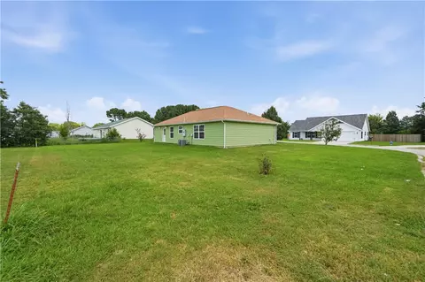Exterior - 304 Estates Dr, Green Forest, AR 72638 photo 3 of 4