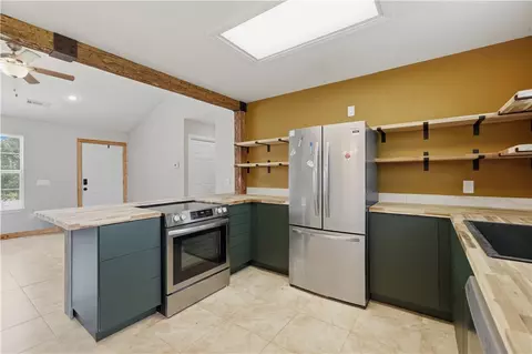 Kitchen - 304 Estates Dr, Green Forest, AR 72638 photo 4 of 4