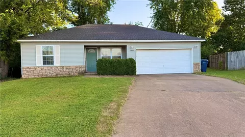 1300 Wedgewood Ln, Siloam Springs, AR 72761