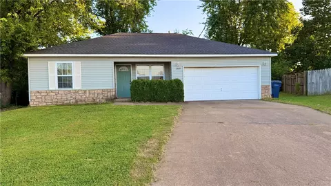 1300 Wedgewood Ln, Siloam Springs, AR 72761