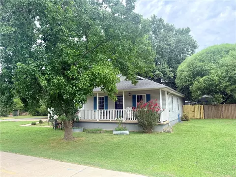 402 SEl Paso St, Gravette, AR 72736