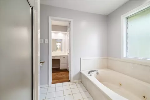 Bath - 9005 Copper Oaks Ln, Fort Smith, AR 72903 photo 2 of 10