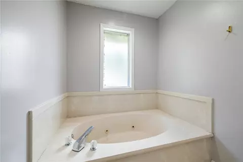 Bath - 9005 Copper Oaks Ln, Fort Smith, AR 72903 photo 3 of 10