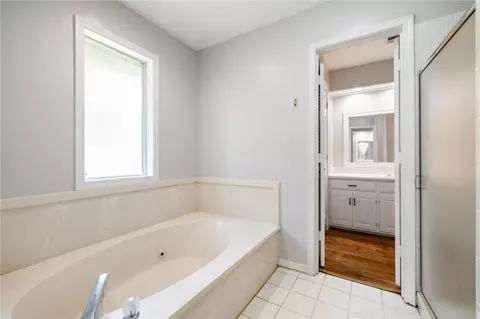 Bath - 9005 Copper Oaks Ln, Fort Smith, AR 72903 photo 5 of 10