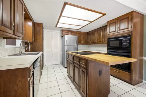 Kitchen - 9005 Copper Oaks Ln, Fort Smith, AR 72903 photo 4 of 7