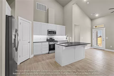 Kitchen - 1911 Lapis Ave, Centerton, AR 72719 photo 2 of 4