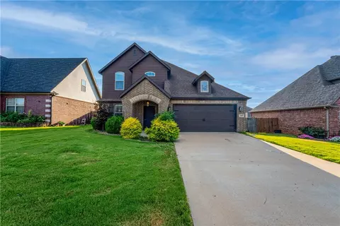105 NE Larkspur Ln, Bentonville, AR 72712