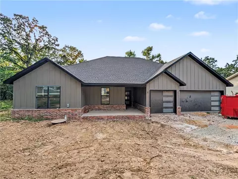 4 Constance Cir, Bella Vista, AR 72714