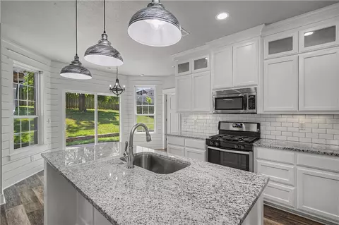 Kitchen - 1701 Abbey Ln, Centerton, AR 72719 photo 2 of 2