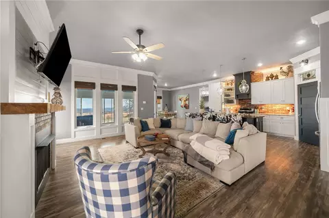 Living - 639 Nc 1525, Compton, AR 72624 photo 3 of 4