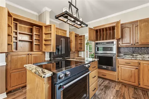 Kitchen - 2905 Lakehill Dr, Lavaca, AR 72941 photo 7 of 7