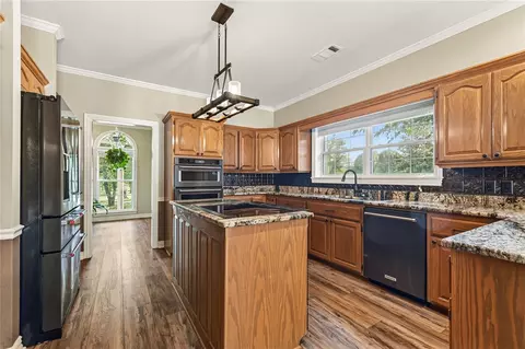 Kitchen - 2905 Lakehill Dr, Lavaca, AR 72941 photo 2 of 7