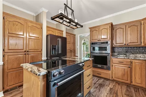 Kitchen - 2905 Lakehill Dr, Lavaca, AR 72941 photo 3 of 7