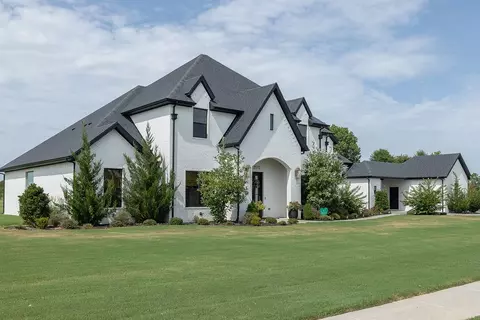 2572 Riverfront Ln, Fayetteville, AR 72703
