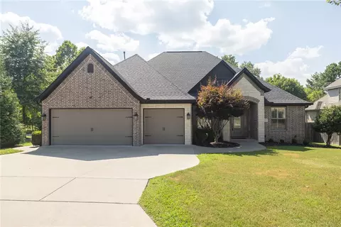 1801 N Candleshoe Dr, Fayetteville, AR 72701