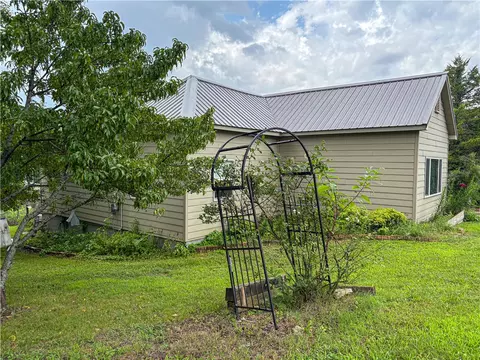Exterior - 504 Mclean Ave, Cotter, AR 72626 photo 3 of 17
