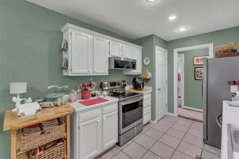 Kitchen - 33 N Cedar Pl, West Fork, AR 72774 photo 2 of 3