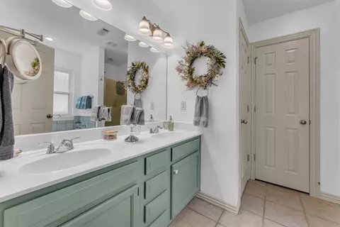 Bath - 33 N Cedar Pl, West Fork, AR 72774 photo 1 of 4