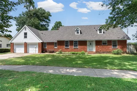 380 S Holly St, Siloam Springs, AR 72761