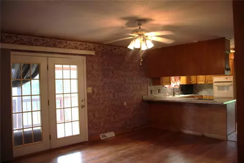 Living - 402 Canaan Rd, Marshall, AR 72650 photo 3 of 5